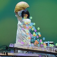 Seo Jungmin pouring spherical objects onto an instrument